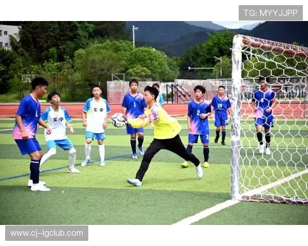 以赛克男童足球训练服舒适透气耐用设计助力少年畅快驰骋绿茵球场 以赛克男童足球训练服舒适透气耐用设计助力少年畅快驰骋绿茵球场